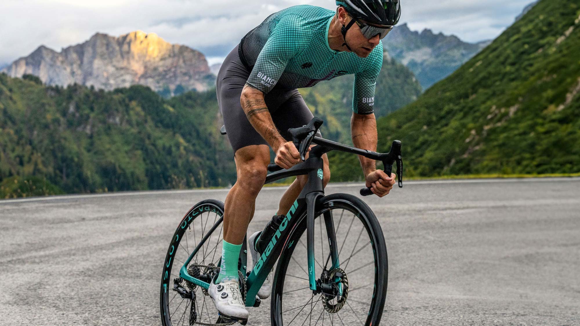 bianchi bikes road E-Oltre Ultegra Di2 2x12 Designed to mirror the ride quality of a traditional race bike 2026 Bianchi Infinito Pro 105