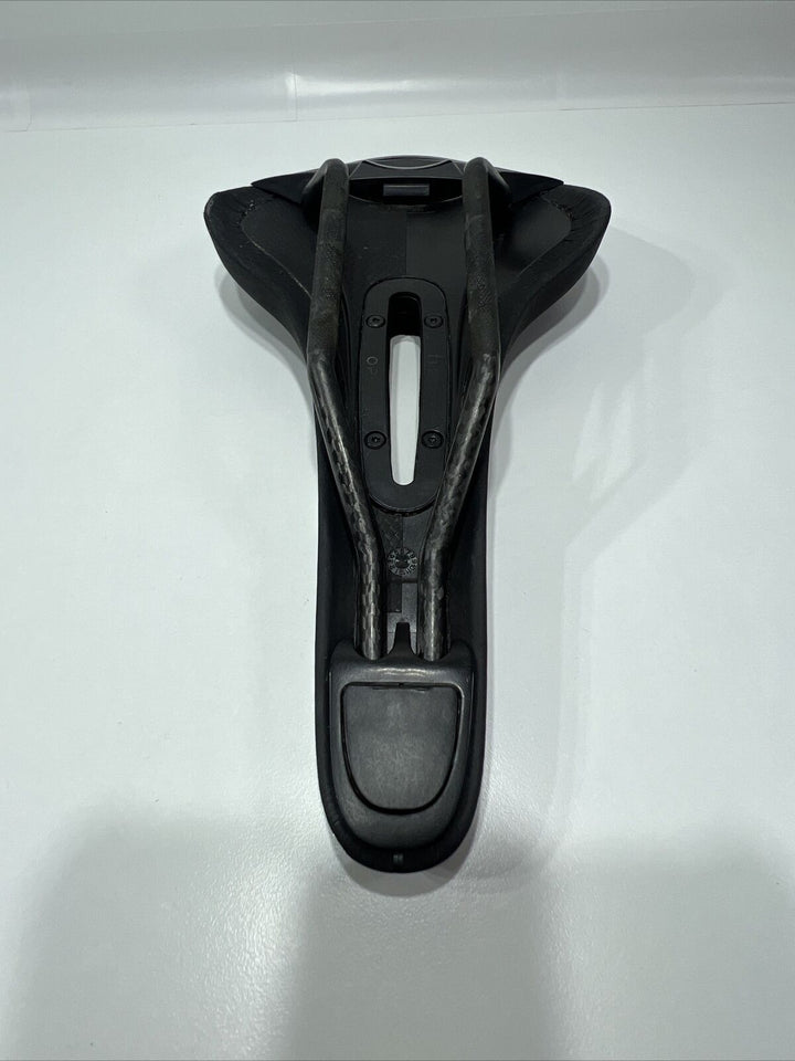 Fizik Arione R1 Open Regular Carbon Braided Rail Saddle 143mm