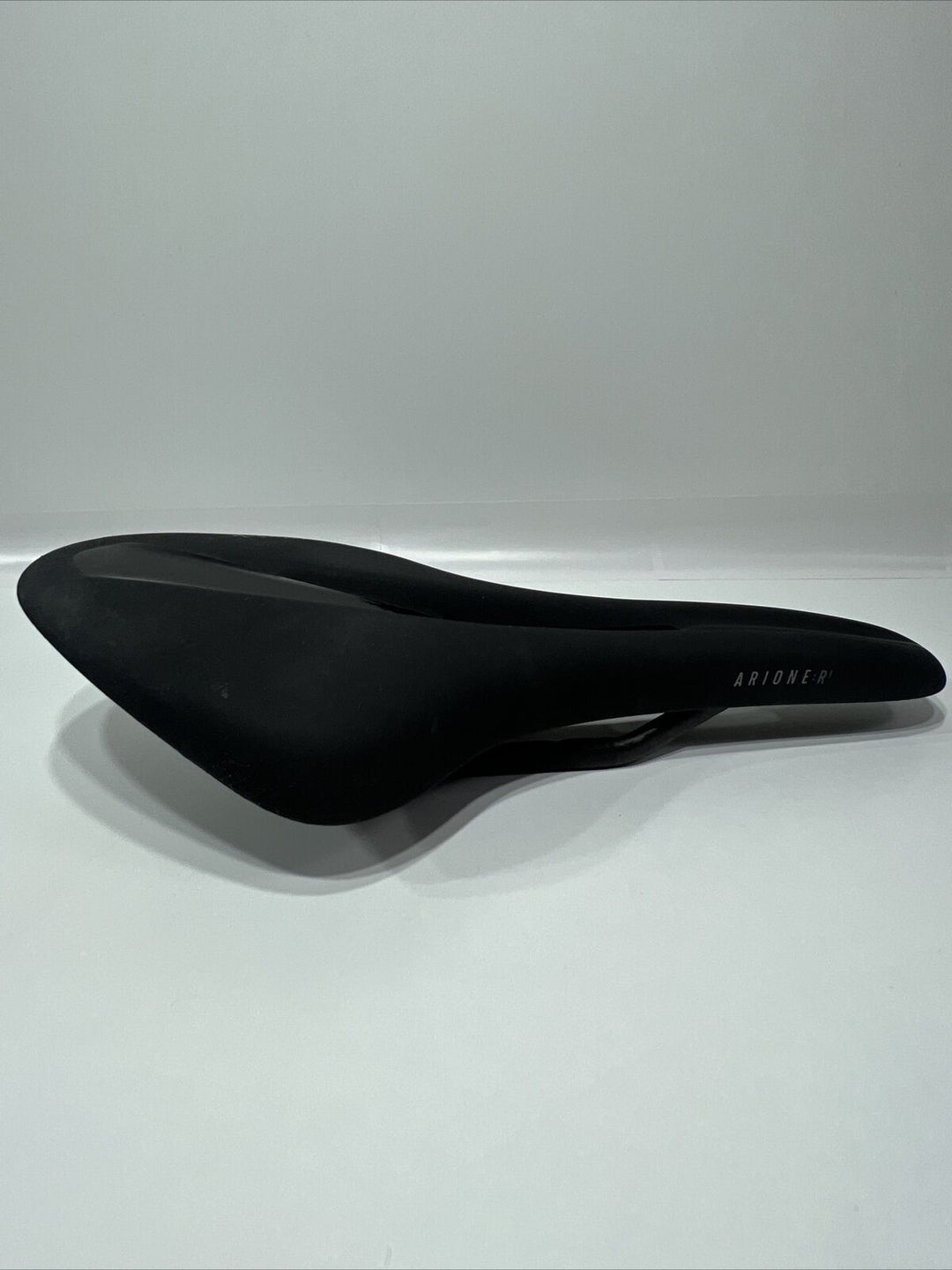 Fizik Arione R1 Open Regular Carbon Braided Rail Saddle 143mm