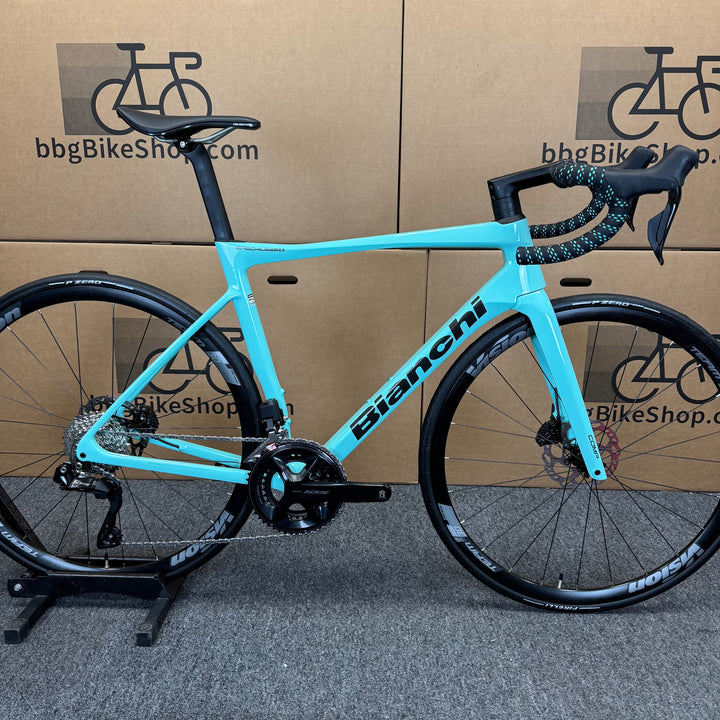 Demo Bianchi Specialissima Comp, 105 Di2, Carbon Fiber Road Bike Novatec Carbon wheels swap - 2024, 55cm