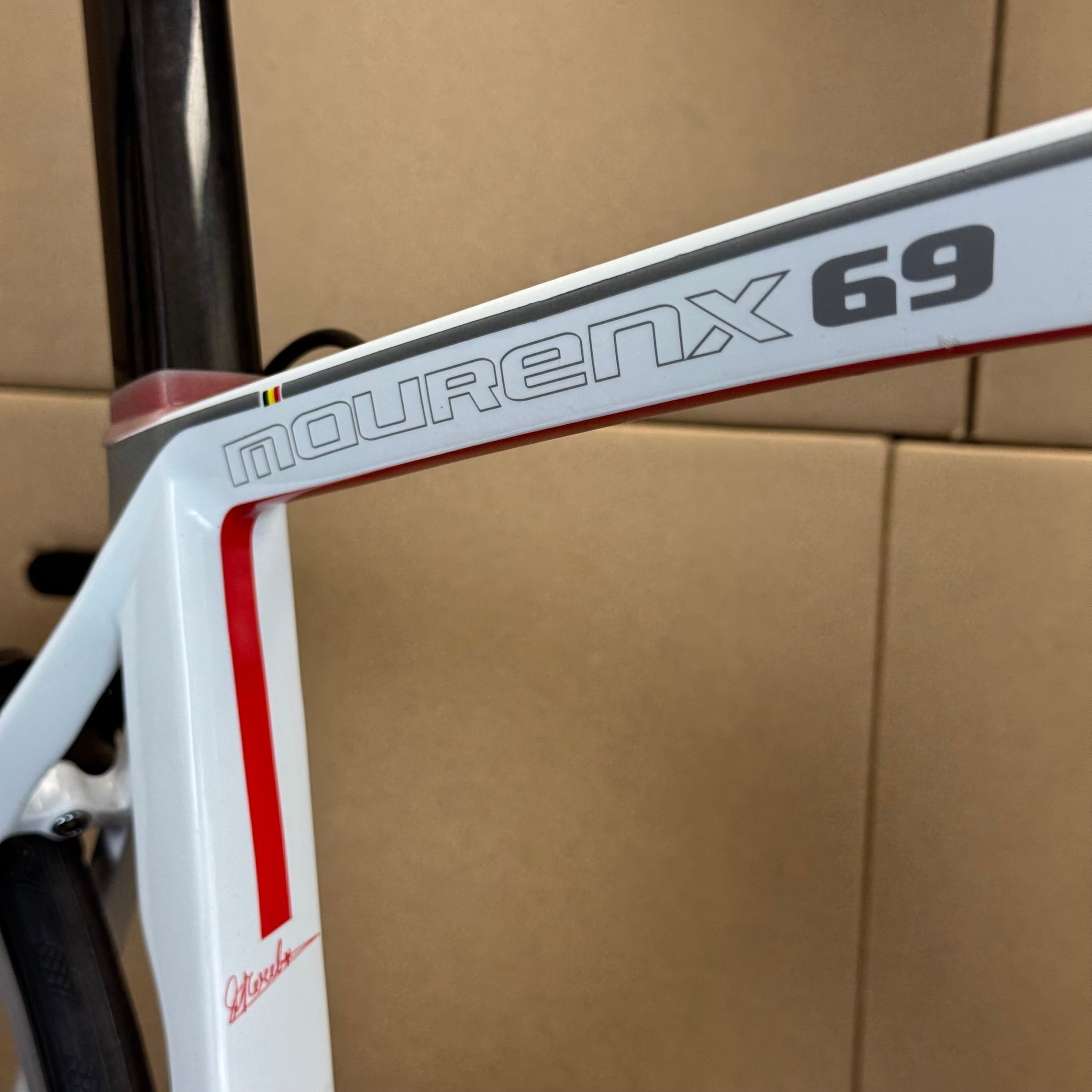 Used Eddy Merckx Mourenx 69, 11-speed Shimano 105, Carbon Road