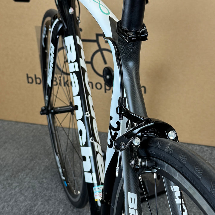 Used Bianchi Infinito, 11-speed Shimano 105, Carbon Fiber Road Bike, 55cm