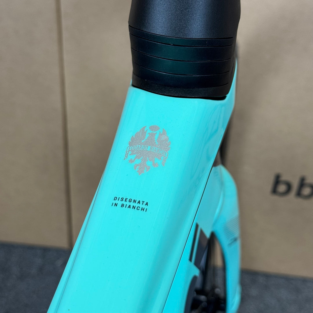 New Bianchi Oltre Comp, 12-speed Shimano 105, Carbon Fiber Road Bike-2024, 57cm