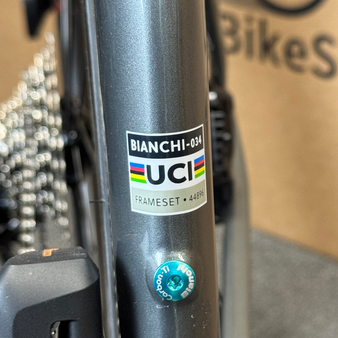 New Bianchi Oltre Comp, 12-speed Shimano 105, Carbon Fiber Road Bike-2024, 55cm