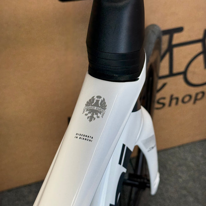 New Bianchi Oltre Comp, Ultegra Di2 12-speed, Carbon Fiber Road Bike-2024, 57cm