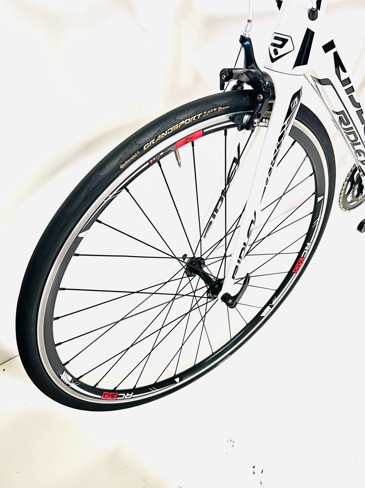 Ridley Fenix, 11-Speed Shimano 105, Carbon Fiber Road Bike, 54cm